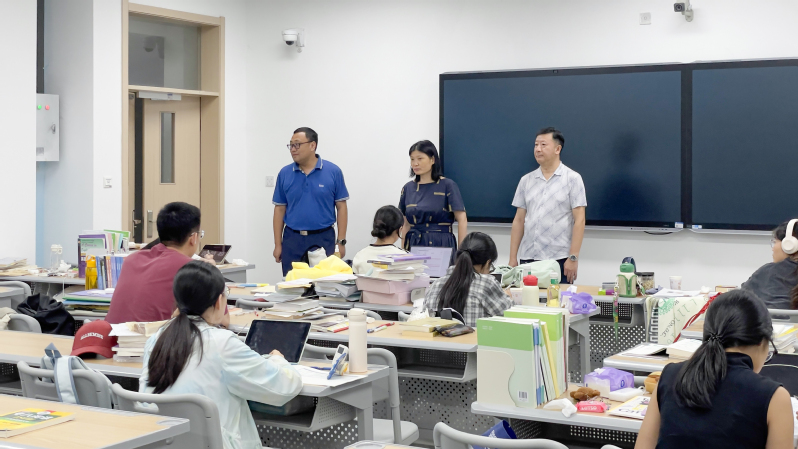 永利集团3044官网欢迎您领导慰问暑期留校考研...